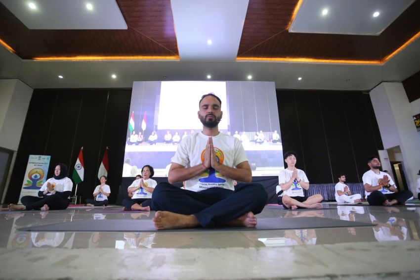 Lebih dari 500 Peserta Bergabung dalam Perayaan Hari Yoga Internasional ke-12 di Politeknik Pariwisata Medan