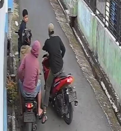Aksi Komplotan Penipu Yang Bawa Kabur Sepeda Motor Terekam CCTV : Modus Tanya Alamat