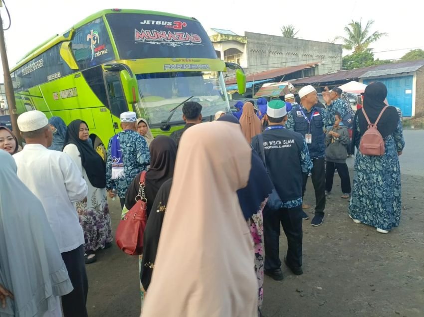 Posisi Dollar Meningkat Tajam, Zein Wisata Islami Berangkatkan 130 Jamaah Umroh,Jemaah Bersyukur Dapat Subsidi Dari Zein Wisata.