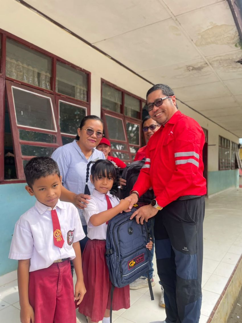 Dairi Prima Mineral Salurkan Bantuan Tas Sekolah bagi 132 Siswa Berprestasi