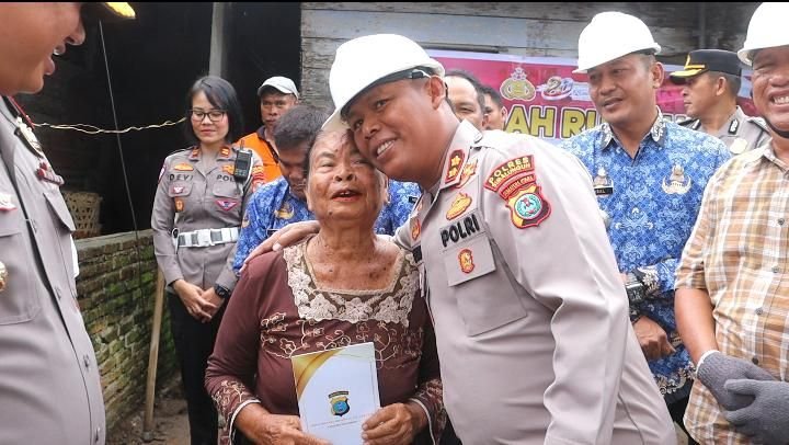 Sambut Hari Bhayangkara ke-80, Polres Simalungun  Bedah Rumah  Orangtua Renta