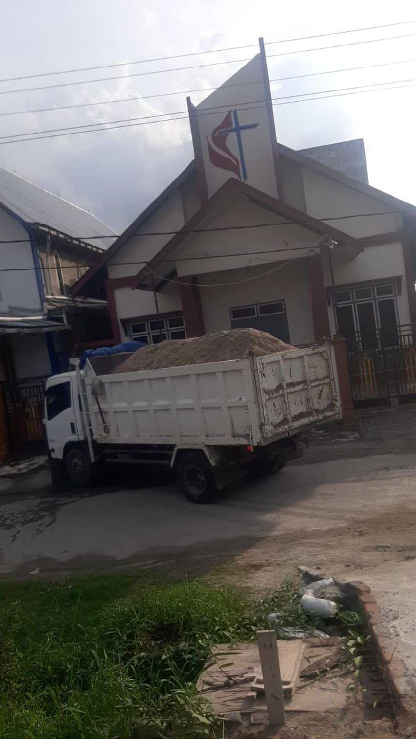 Dr. Maruli Siahaan Bantu Timbunan Pembangunan Gedung Sekolah Minggu HKBP Getsemane Griya 2 Martubung, Wujud Nyata Kepedulian terhadap Generasi Penerus