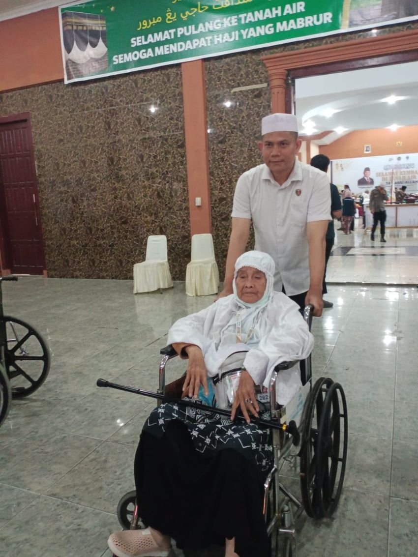 Beri Pelayanan Prima, Personil Polda Sumut Dorong Tas dan Kursi Roda Jamaah Haji