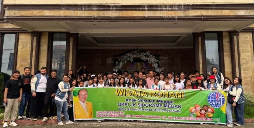 Maruli Siahaan Berangkatkan Anak Sekolah Minggu GKPI Jemaat Khusus Sidorame Wisata Rohani ke Hill Park