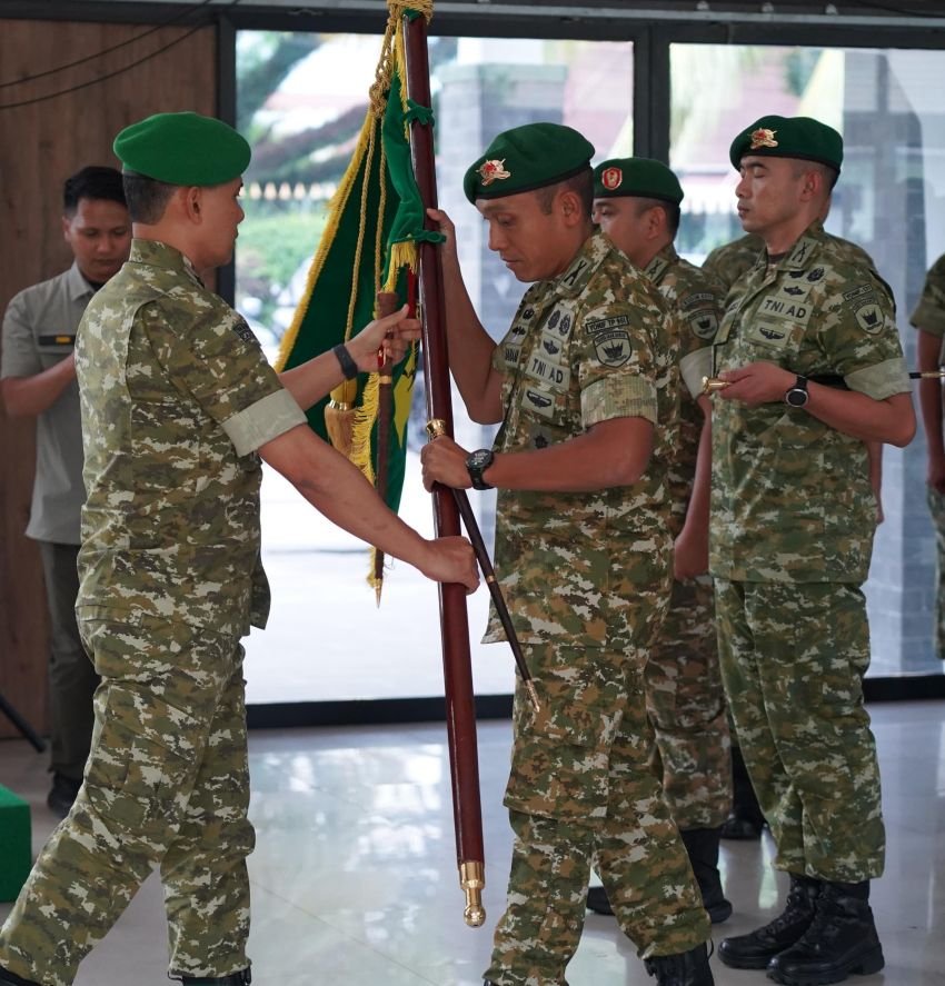 Danrem 032/Wirabraja Serahkan Tunggul Yonif Teritorial Pembangunan Kepada Letkol Inf Jimson Siahaan Danyon TP 951/PM
