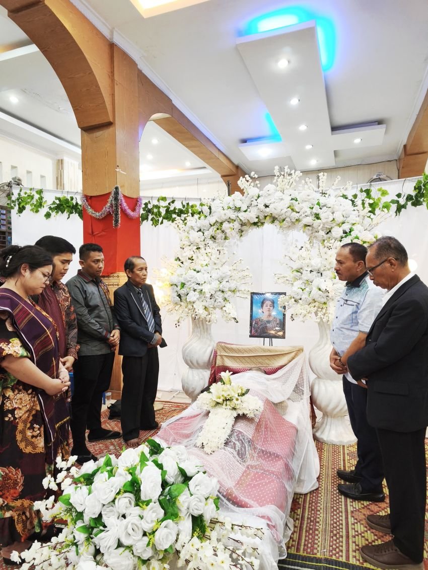 Anggota DPR RI Maruli Siahaan  Melayat Ke Rumah Guru Huria HKBP Sidorejo Medan Estate