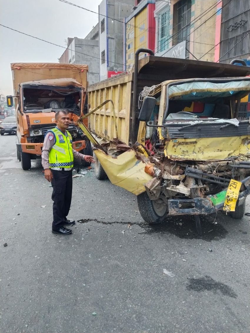 Truk Boks Seruduk Dua Dump Truk Saat Antre Solar