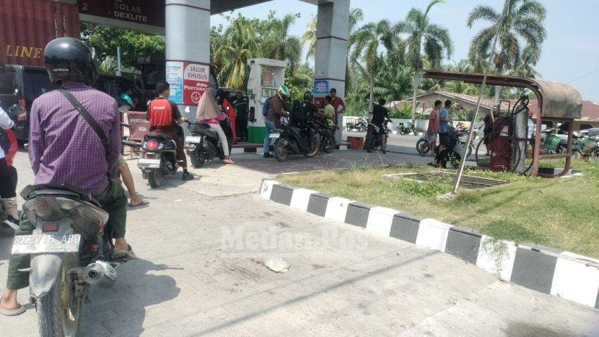 Operator SPBU di Medang Deras Diduga Layani Pengisian Jerigen Saat Antrean Kendaraan Mengular