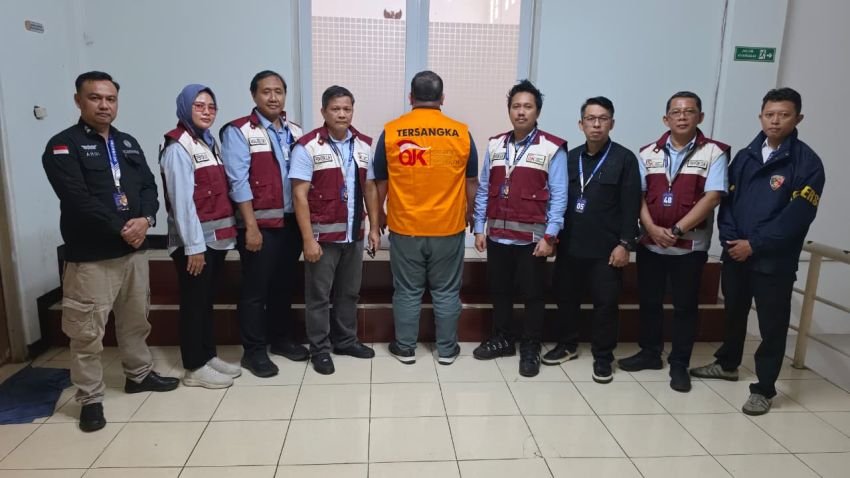 OJK Serahkan Tersangka dan Barang Bukti Kasus PT Asuransi Jiwa Prolife ke Kejari Jaksel