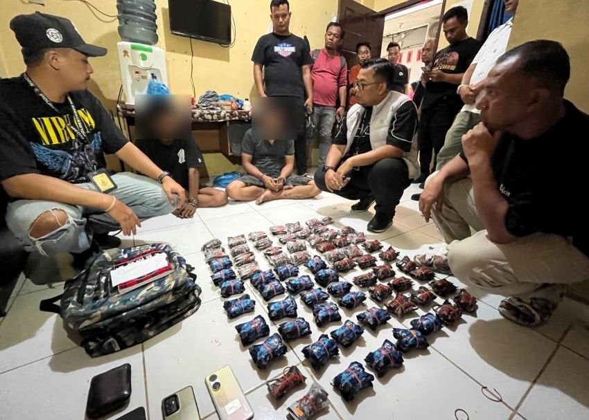 Polrestabes Medan Geledah Rumah Kos Jadi Gudang Penyimpanan Vape Narkoba Asal Malaysia : 2 Pria Diciduk, 680 Bungkus Pot Getar Disita