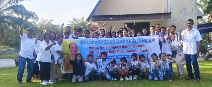 Wujud Kepedulian Pembinaan Iman Generasi Gereja, Maruli Siahaan Berangkatkan Wisata Rohani Anak Sekolah Minggu HKBP Parsaoran Nauli dan HKBP Tanah Raj