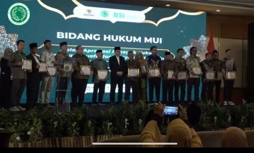 Perjuangkan Akses Keadilan bagi Dhuafa, Aswas Kejati Sumbar H. Musa Raih Penghargaan MUI