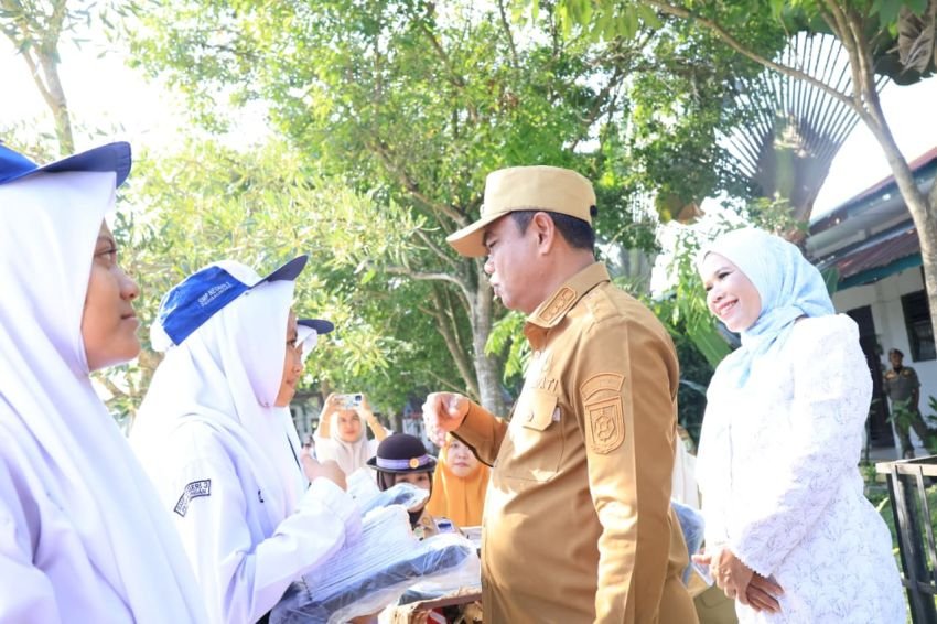 Bupati Sergai Salurkan Bantuan Perlengkapan Sekolah dari Pemerintah Pusat di SMPN 3 Perbaungan&nbsp;