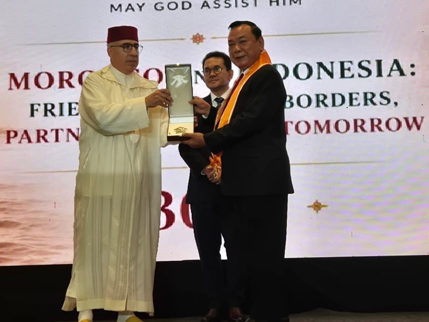 Dinilai Banyak Berjasa Saat Menjabat Dubes, Hasrul Azwar Terima Royal Medal Wissam Malaki dari Raja Maroko&nbsp;