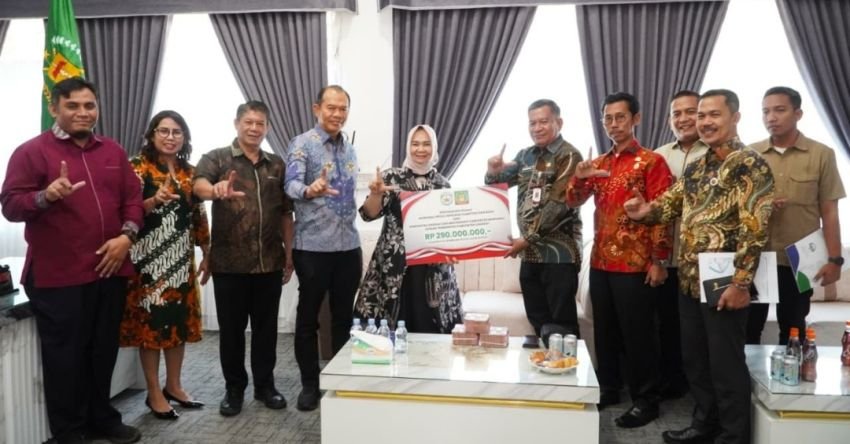 Plt. Bupati Tiorita Terima Bantuan Rp290 Juta dari Morowali untuk Pemulihan Rumah Ibadah
