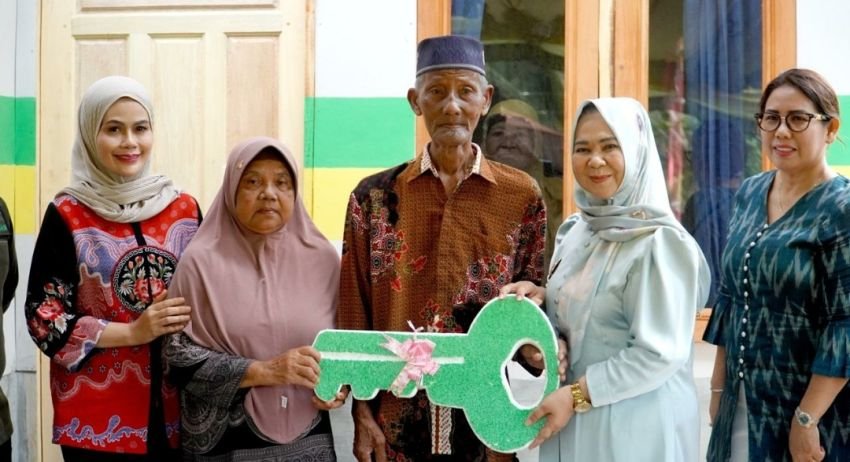 Plt. Bupati Langkat Tiorita Serahkan Kunci Rumah Layak Huni untuk Warga Pematang Serai