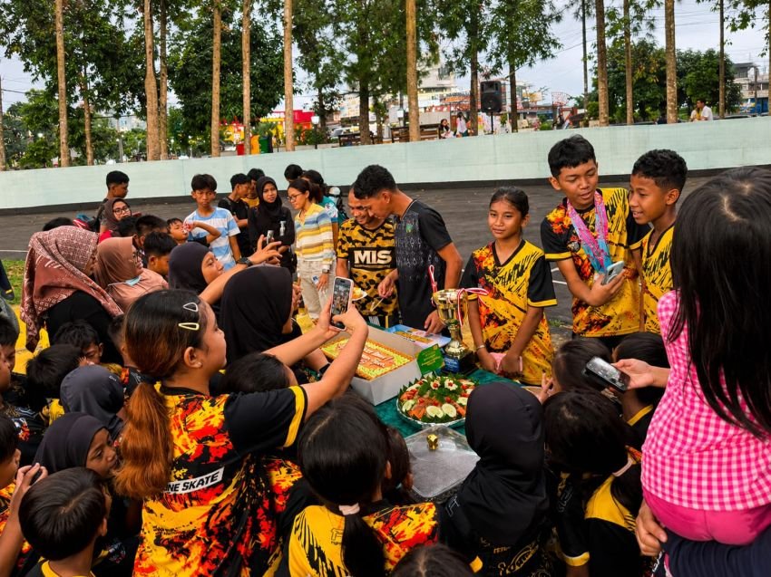 MIS Medan Syukuran Usai Pertahankan Juara Umum Kejurnas Sepatu Roda di Pariaman