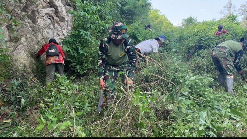 Yonif TP 951/Pandeka Marapi gotong royong bersama warga bersihkan lingkungan Nagari Simawang