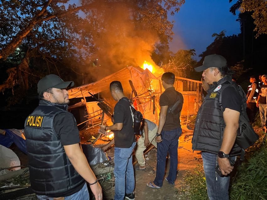 Dapat Perlawanan Warga, Satres Narkoba Polrestabes Medan Bumihanguskan Sarang Narkoba Klambir V