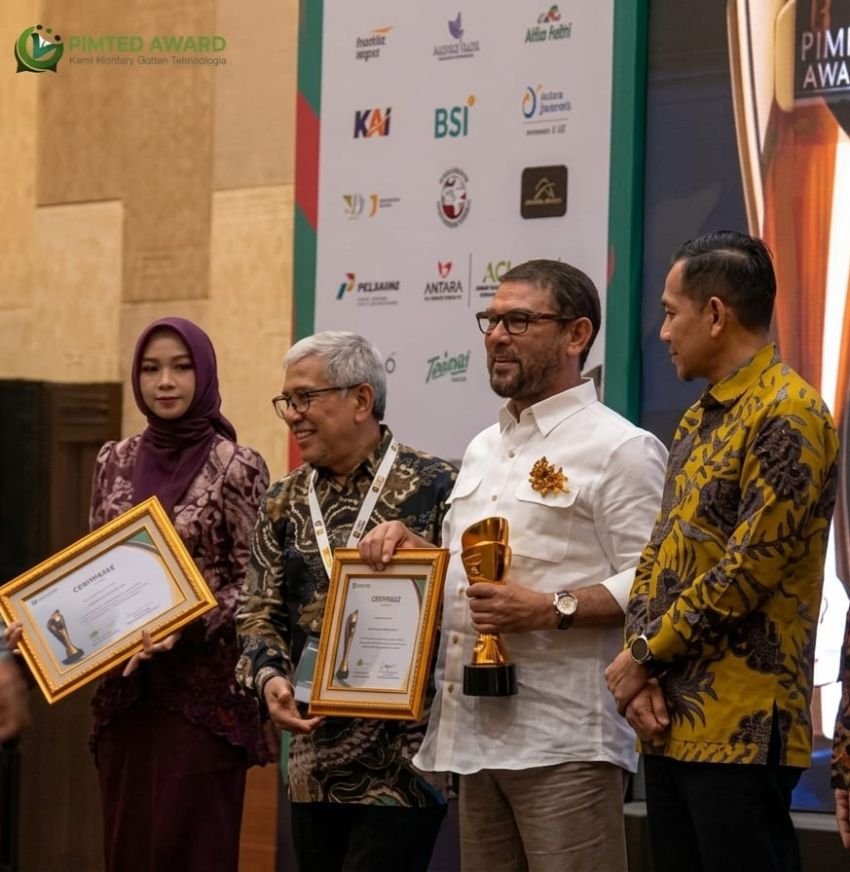 Terima Pemred Award, Nasir Djamil: Pers Harus Kembali ke Rakyat