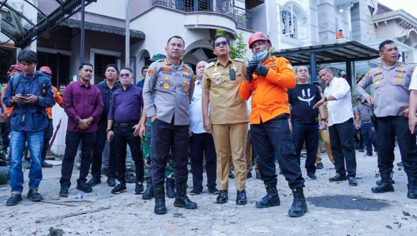 Rico Waas Kerahkan Alat Berat dan Tim Medis Tangani Ledakan di Perumahan Grand Polonia