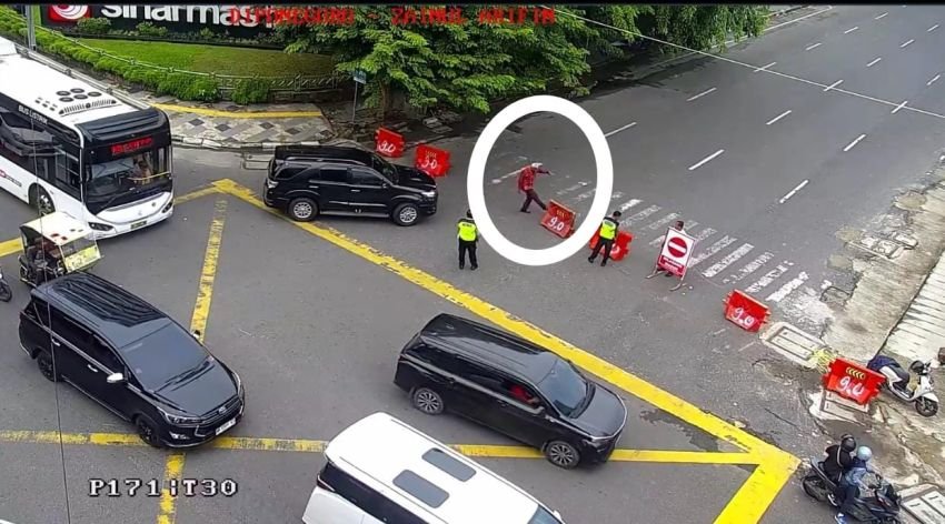 Pria di Medan Terekam CCTV Diduga Lawan Polisi-Bongkar Paksa Water Barrier