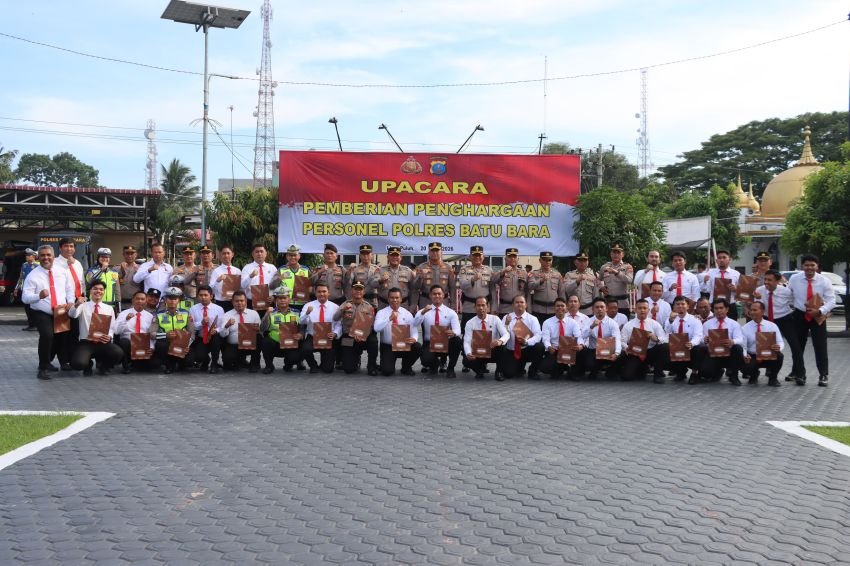 Kapolres Batu Bara Berikan Penghargaan kepada 38 Personel Berprestasi