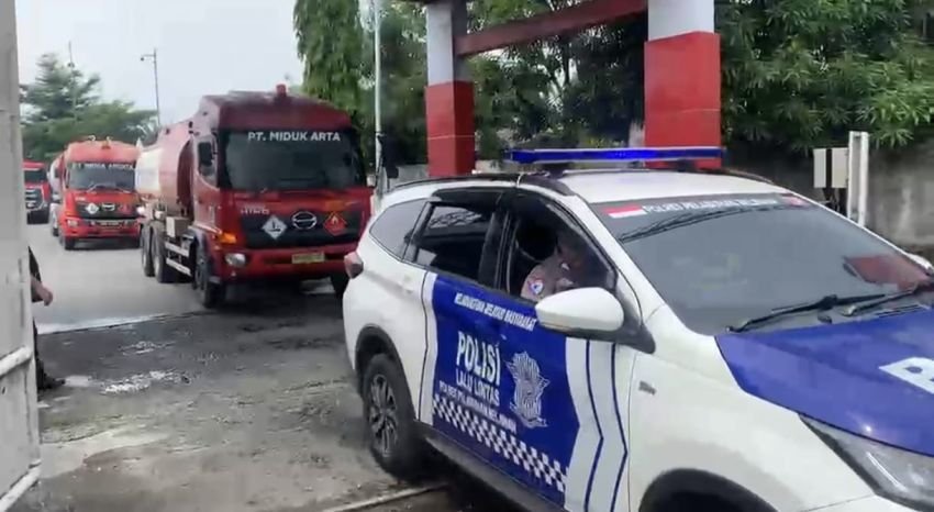 Polda Sumut Kawal Distribusi BBM, Puluhan Mobil Tangki Diberangkatkan ke SPBU