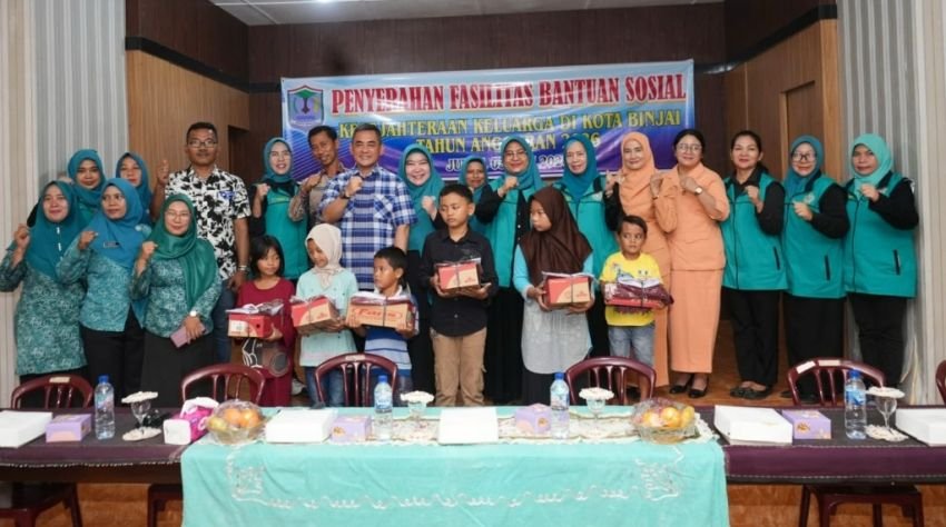 Sekda Binjai Serahkan Bantuan Sosial Berupa Sepatu Dan Seragam Sskolah