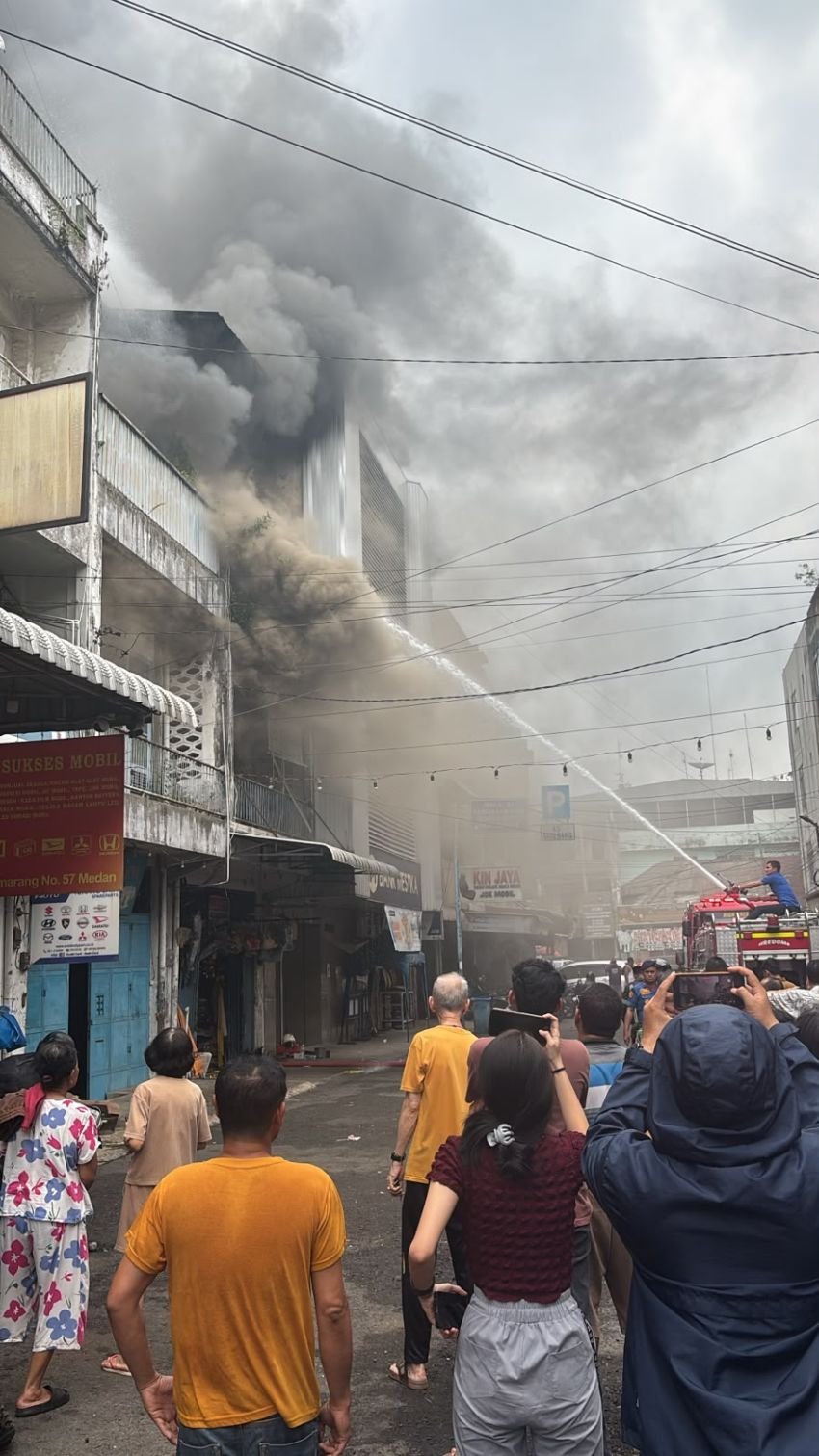 Toko Sparepart dan Aksesoris Mobil di Jalan Semarang Medan Terbakar