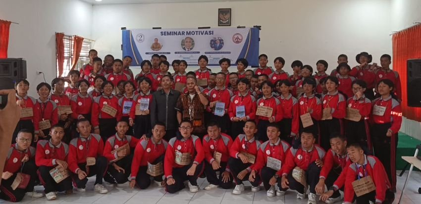 Akademisi Unimed Dionisius Sihombing Narasumber Pembinaan Karakter dan Motivasi Belajar di SMA Negeri 2 Lintongnihuta