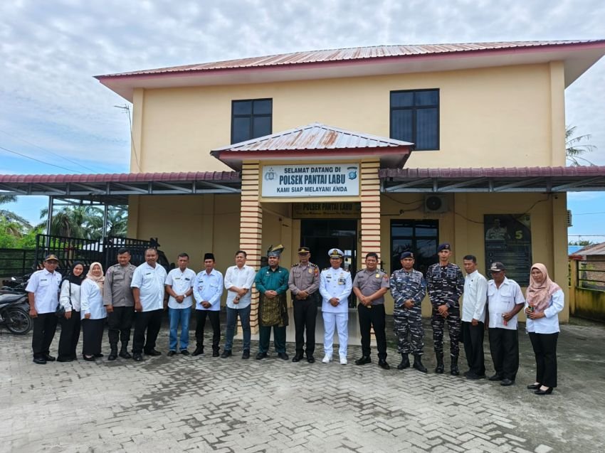 Kejutan Kue HUT ke- 80 Bhayangkara, Posal Pantai Labu Dan Forkopimcam Perkuat Soliditas TNI-Polri