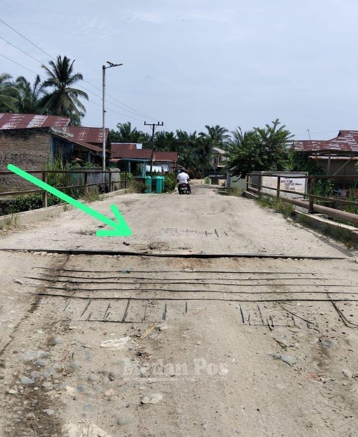 Pelat Injak dan Lantai Jembatan Sungai Belutu Menuju Kebun Silau Dunia Rusak