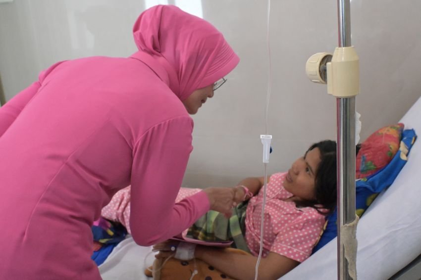 Di Tengah Duka Tragedi Rem Blong Kotapinang, Bhayangkari Labusel Hadir Kuatkan Korban di Ruang Perawatan