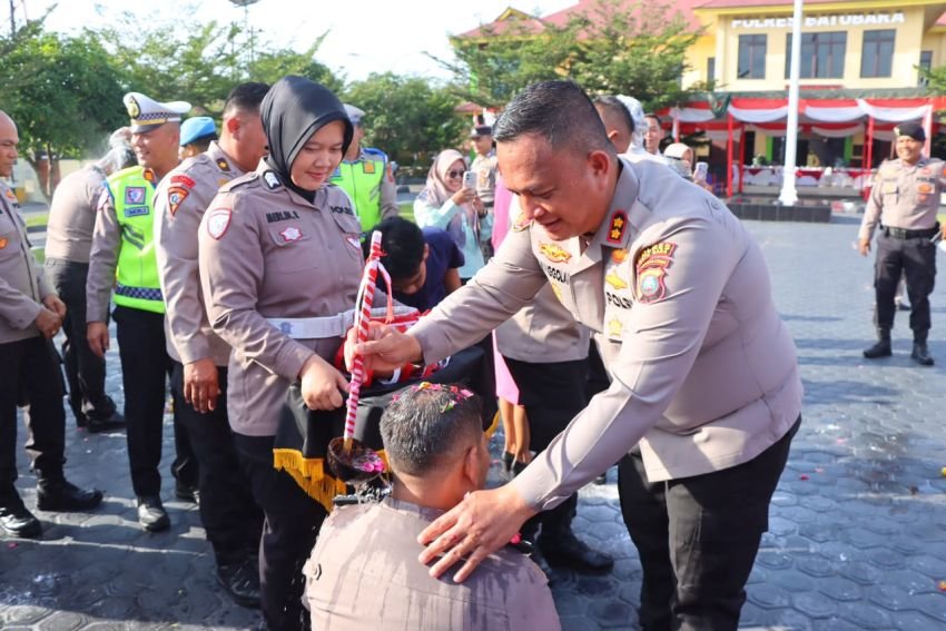 Kapolres Batu Bara Pimpin Upacara Kenaikan Pangkat 34 Personel, Tekankan Profesionalisme dan Pengabdian kepada Masyarakat