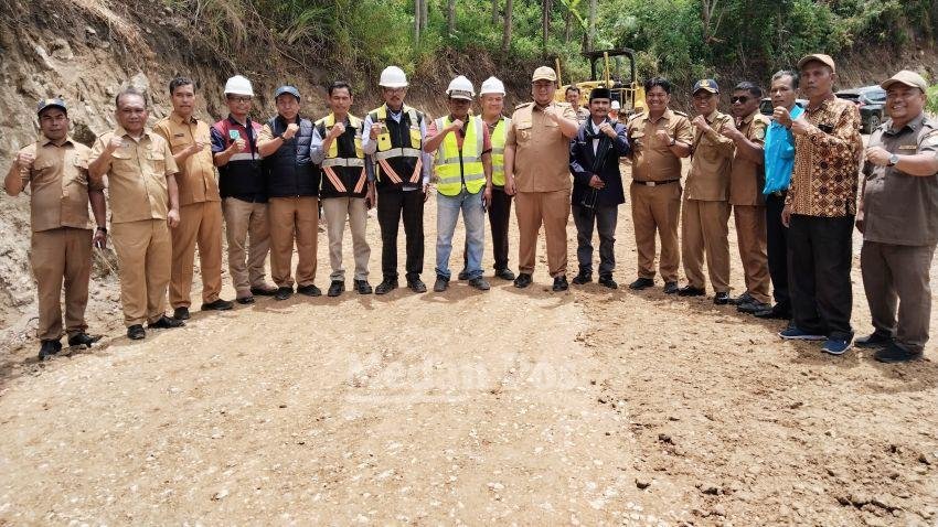 Bupati Samosir Tinjau Pembangunan Jalan Perbatasan Humbahas&ndash;Samosir Apresiasi Dukungan Gubernur Sumut