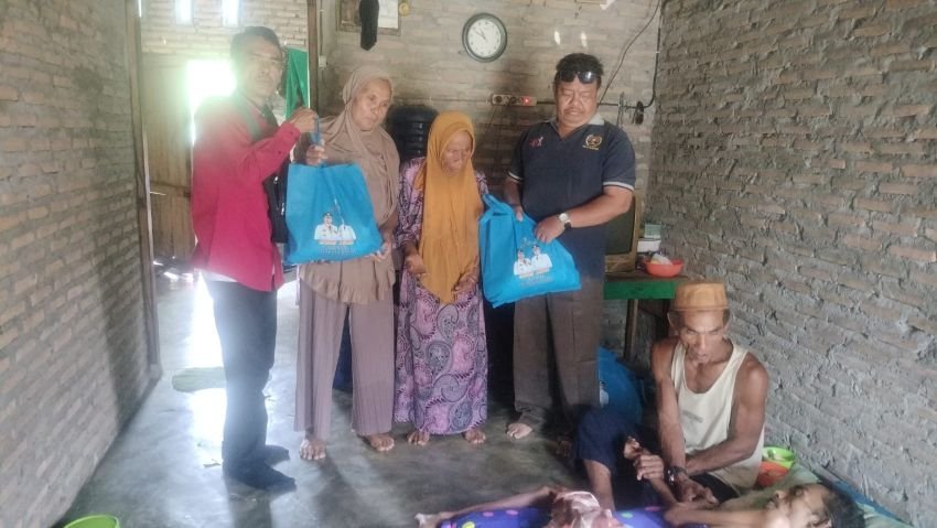 Peduli Warga Sakit, PWI Batu Bara Berikan Santunan dan Sembako kepada Ruslan