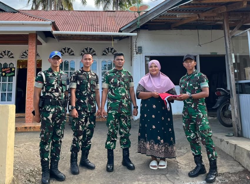 Semarak HUT ke-81 RI, Yonif TP 951/Pandeka Marapi Bagikan Bendera Merah Putih kepada Masyarakat