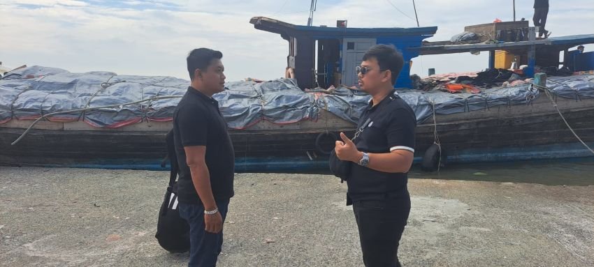 Personil Kodaeral I dan Bea Cukai Amankan Kapal Tanpa Nama Bawa 400 Kodi   Balpres Eks Malaysia
