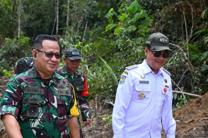 BUPATI BERSAMA KETUA TIM WASEV PUSTERAD TINJAU SASARAN TMMD DI HUMBAHAS