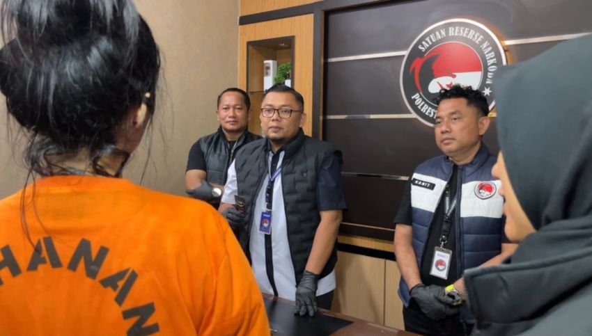 Oalah ! DJ Cantik Tertama Ternyata Jual Beli Pod Gegar : Diciduk di Kosan Bakti Luhur