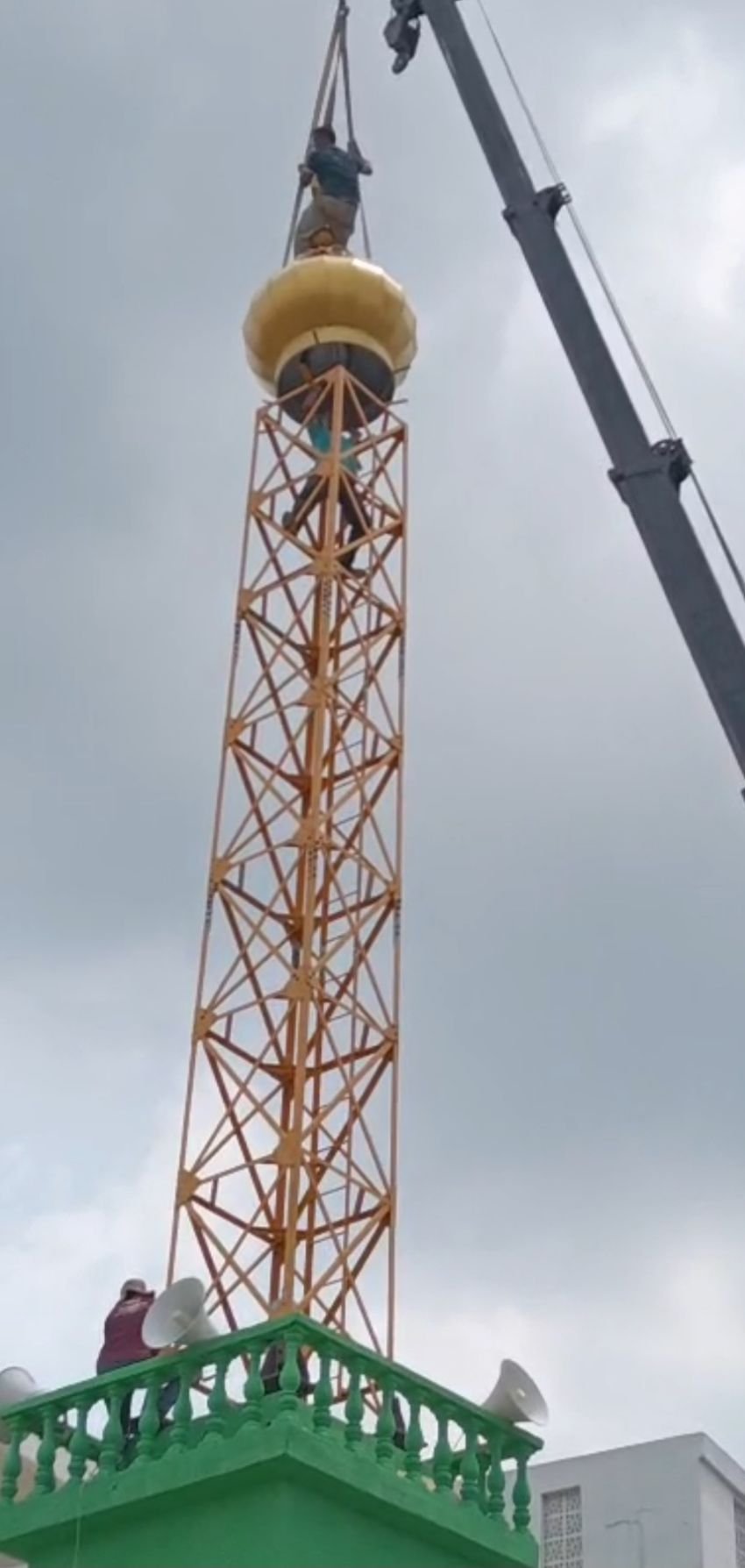 Pembangunan Menara Masjid Muslimin Jalan Perbatasan Rampung Dikerjakan : Tingginya Mencapai 18 Meter