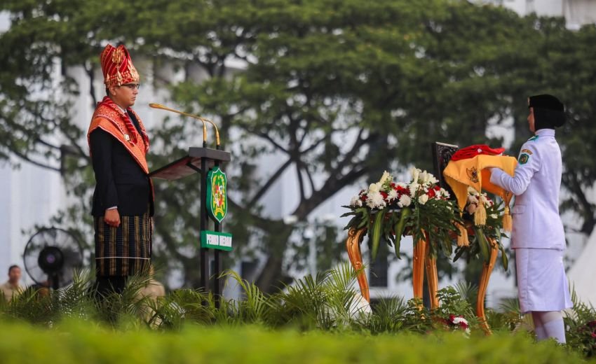 Upacara Penurunan Bendera HUT Ke- 81 RI Berlangsung Khidmat, Rico Waas Serahkan Tanda Kehormatan Satyalancana Karya Satya dari Presiden