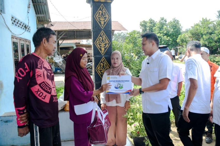 Wabup Sergai Adlin Tambunan Tinjau dan Berikan Bantuan bagi Korban Angin Puting Beliung di Desa Blok 10