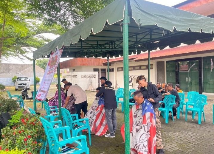 FKWKD Gelar Pangkas Gratis Untuk Warga Sekitar