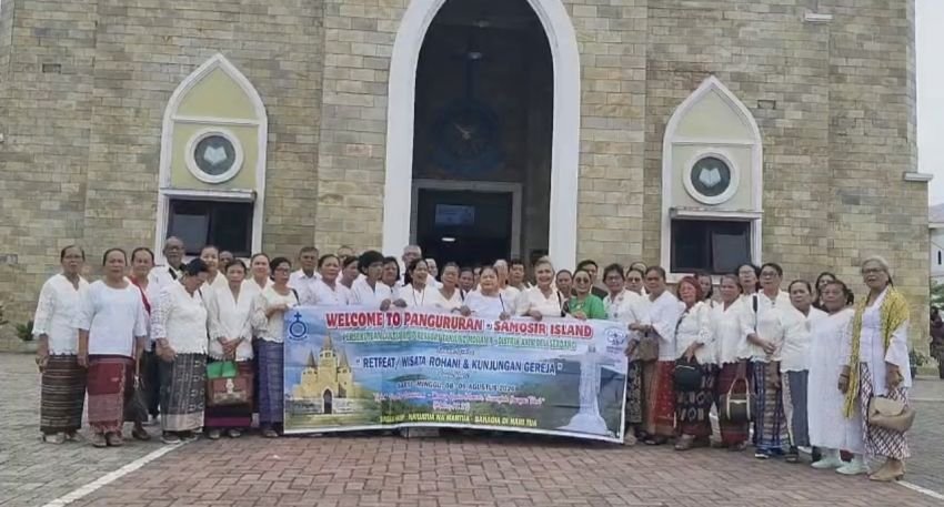 Anggota DPR RI Maruli Siahaan Retreat dan Wisata Rohani Lansia HKBP Ressort Tanjung Morawa