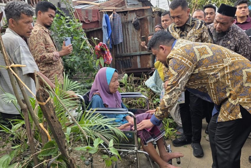Bobby Nasution Janji Bangun Kembali Rumah Korban Puting Beliung di Medan Johor