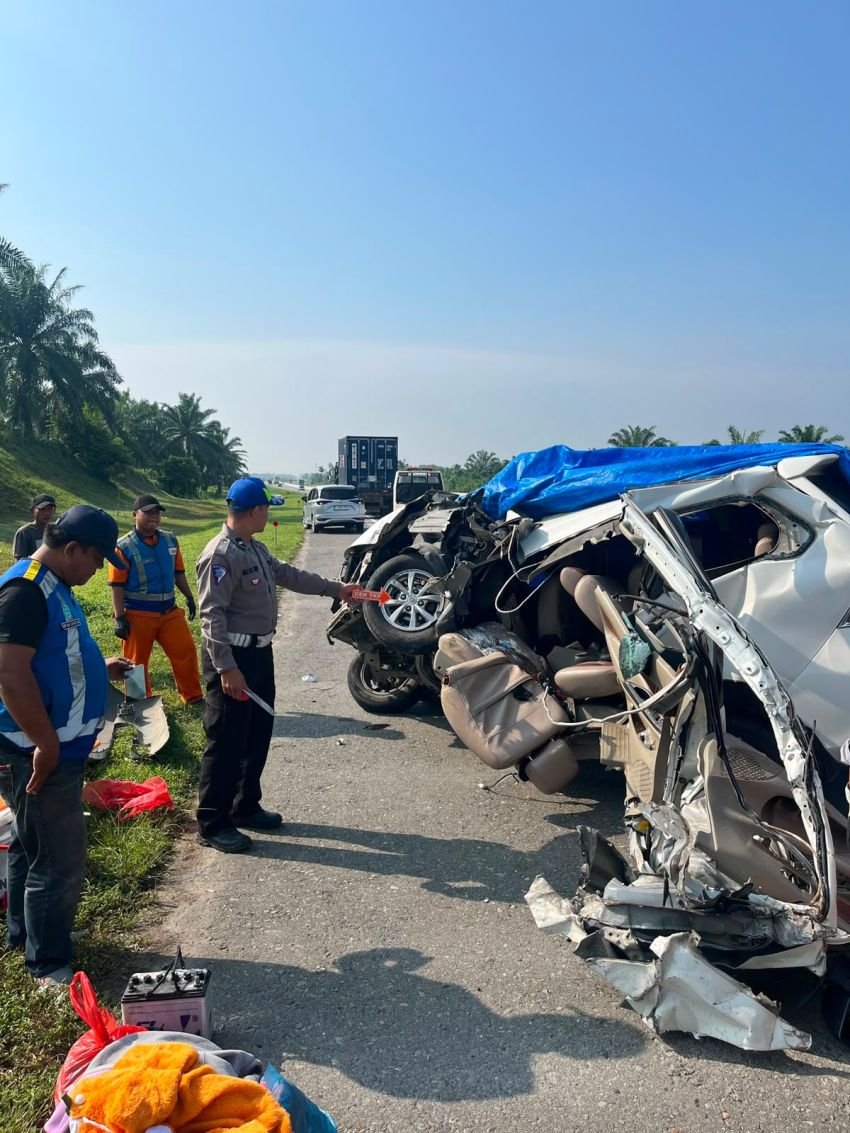 Avanza Tabrak Truk Fuso dari Belakang, 1 Tewas 7 Luka-luka