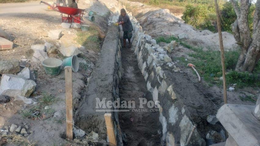 Proyek Jalan Rp30 Miliar di Batu Bara Mulai Dikerjakan, Warga Soroti Drainase dan APD Pekerja