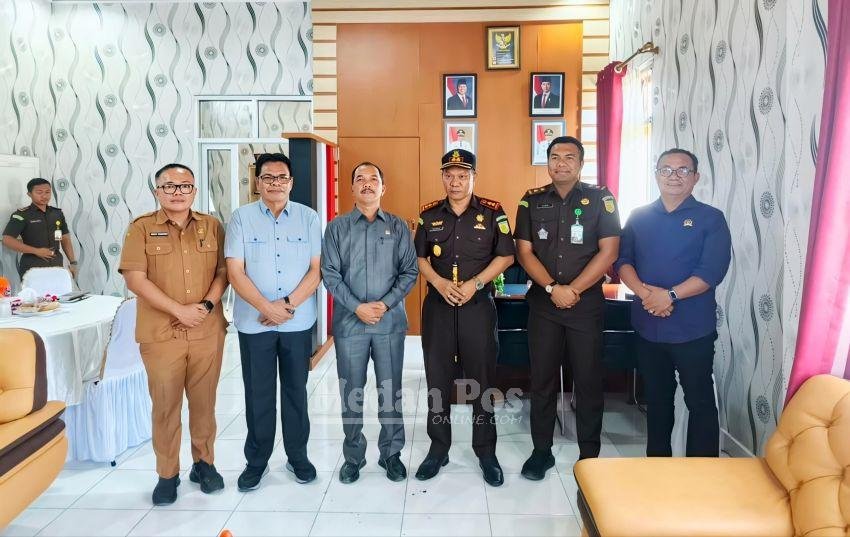 Nasip Simbolon Sambut Kunjungan Kajari Samosir, Bahas Penguatan Sinergitas